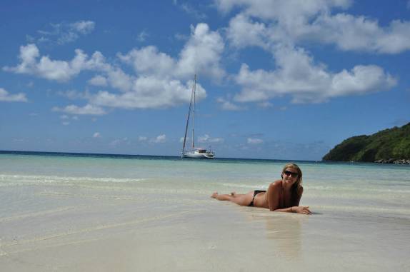 Aproveitando o sol, a praia e a vida em Paradise Beach, perto de Labadee, na costa norte do Haiti